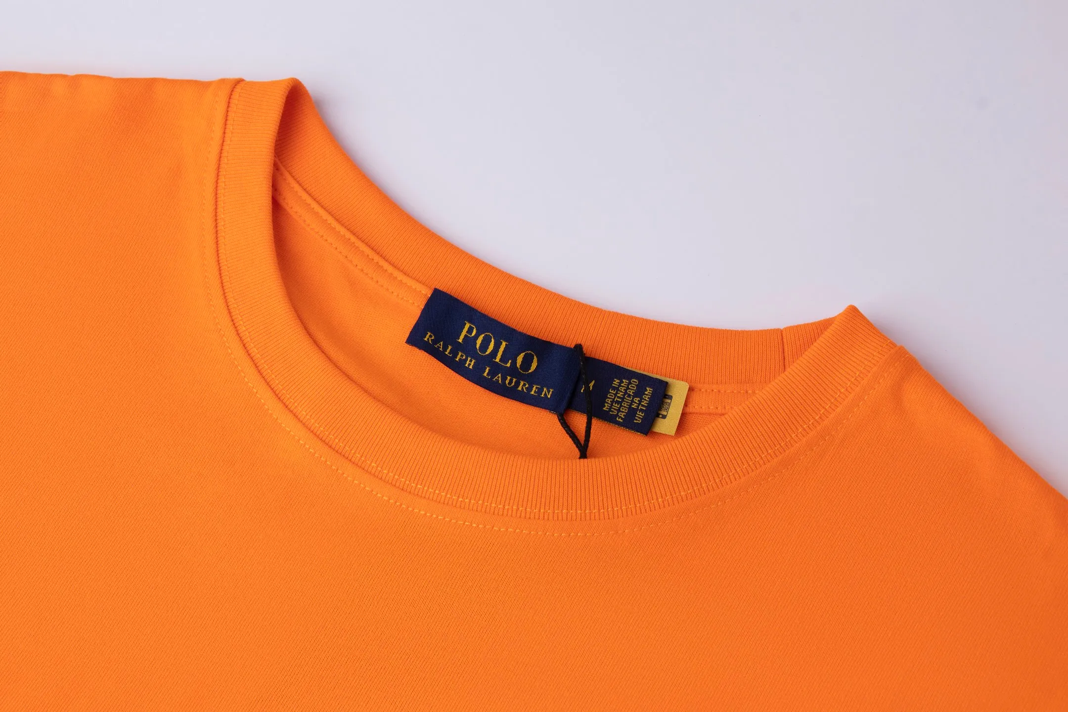 P126 Style number: 510 Ralph Lauren/Ralph Lauren 25ss new style pockets with pony embroidery on the hem, round neck short sleeves. The main logo on the neck has a QR code that can be scanned for verification. The detailed bear logo embroidery is all high-density and all made with imported Tajima machines, which distinguishes low-quality products on the market. 32 counts, 240g hydrophilic toner, 100% cotton fabric, comfortable and soft, highly breathable, focusing on high-end cost-effectiveness, needless to say good quality. Available in a variety of colors, both boys and girls can try this genderless style, giving them a yuppie tone in no time. Immerse yourself in your leisurely style, and have your own style in retro. Natural, vivid, and very French romantic feelings perfectly integrate the youthful atmosphere with the trend. The clever embellishment of the classic pony logo embroidery carries all the eye-catching points. Color: black, white, navy blue, orange Size: S-xL S Shoulder width 44 Bust 100 Sleeve length 22 Clothing length 68 M Shoulder width 46 Bust 104 Sleeve length 23 Clothing length 70 L Shoulder width 63 Bust 108 Sleeve length 24 Clothing length 72 xL Shoulder width 50 Bust 112 Sleeve length 25 Clothing length 74
